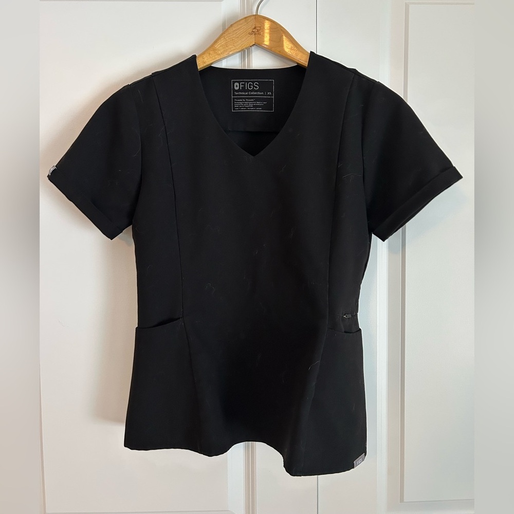 Figs Women's Short Sleeve V-Neck Scrub Top in Black